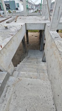 Konut inşaatı binasının temel beton çerçeve ve duvarı çevresindeki olay yeri. 