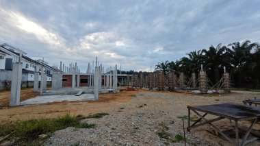 Konut inşaatı binasının temel beton çerçeve ve duvarı çevresindeki olay yeri. 