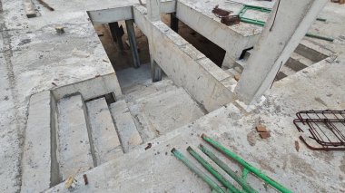 Konut inşaatı binasının temel beton çerçeve ve duvarı çevresindeki olay yeri. 