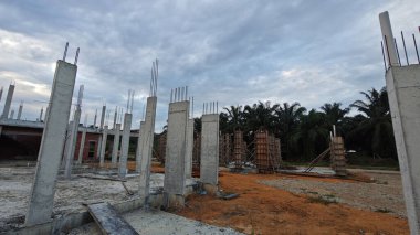 Konut inşaatı binasının temel beton çerçeve ve duvarı çevresindeki olay yeri. 