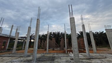 Konut inşaatı binasının temel beton çerçeve ve duvarı çevresindeki olay yeri. 