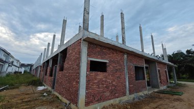 Konut inşaatı binasının temel beton çerçeve ve duvarı çevresindeki olay yeri. 