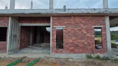 Konut inşaatı binasının temel beton çerçeve ve duvarı çevresindeki olay yeri. 