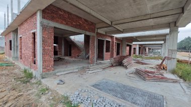 Konut inşaatı binasının temel beton çerçeve ve duvarı çevresindeki olay yeri. 