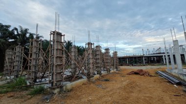 Konut inşaatı binasının temel beton çerçeve ve duvarı çevresindeki olay yeri. 