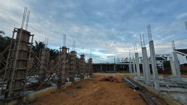 Konut inşaatı binasının temel beton çerçeve ve duvarı çevresindeki olay yeri. 