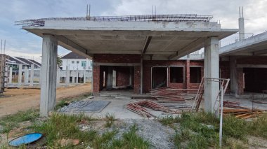 Konut inşaatı binasının temel beton çerçeve ve duvarı çevresindeki olay yeri. 