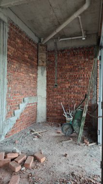 Konut inşaatı binasının temel beton çerçeve ve duvarı çevresindeki olay yeri. 