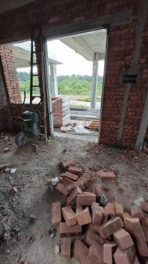 Konut inşaatı binasının temel beton çerçeve ve duvarı çevresindeki olay yeri. 