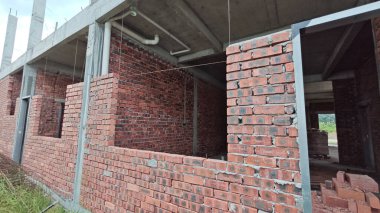 Konut inşaatı binasının temel beton çerçeve ve duvarı çevresindeki olay yeri. 