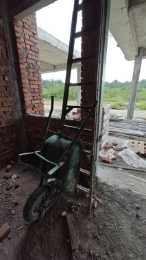 Konut inşaatı binasının temel beton çerçeve ve duvarı çevresindeki olay yeri. 