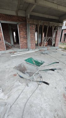 Konut inşaatı binasının temel beton çerçeve ve duvarı çevresindeki olay yeri. 