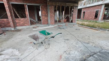 Konut inşaatı binasının temel beton çerçeve ve duvarı çevresindeki olay yeri. 