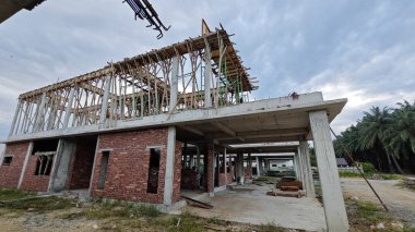 Konut inşaatı binasının temel beton çerçeve ve duvarı çevresindeki olay yeri. 