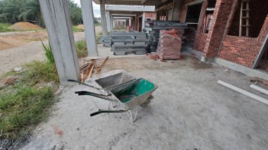 Konut inşaatı binasının temel beton çerçeve ve duvarı çevresindeki olay yeri. 