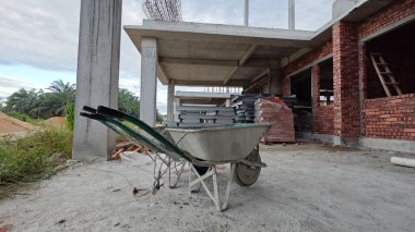 Konut inşaatı binasının temel beton çerçeve ve duvarı çevresindeki olay yeri. 