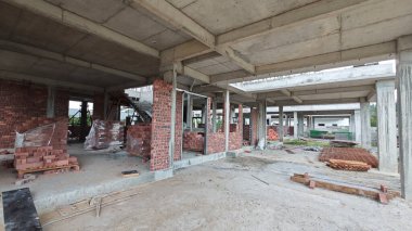 Konut inşaatı binasının temel beton çerçeve ve duvarı çevresindeki olay yeri. 