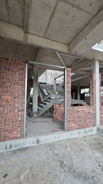 Konut inşaatı binasının temel beton çerçeve ve duvarı çevresindeki olay yeri. 