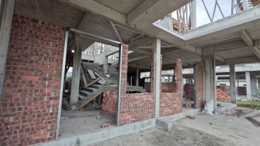 Konut inşaatı binasının temel beton çerçeve ve duvarı çevresindeki olay yeri. 