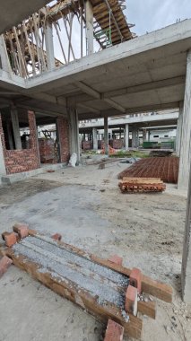 Konut inşaatı binasının temel beton çerçeve ve duvarı çevresindeki olay yeri. 