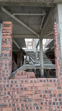 Konut inşaatı binasının temel beton çerçeve ve duvarı çevresindeki olay yeri. 