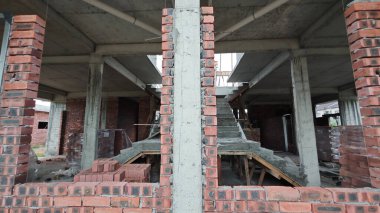 Konut inşaatı binasının temel beton çerçeve ve duvarı çevresindeki olay yeri. 