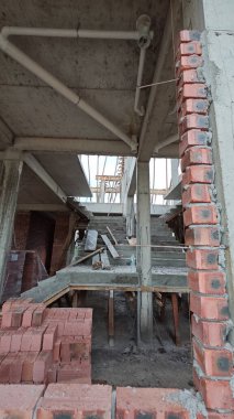 Konut inşaatı binasının temel beton çerçeve ve duvarı çevresindeki olay yeri. 