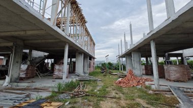 Konut inşaatı binasının temel beton çerçeve ve duvarı çevresindeki olay yeri. 