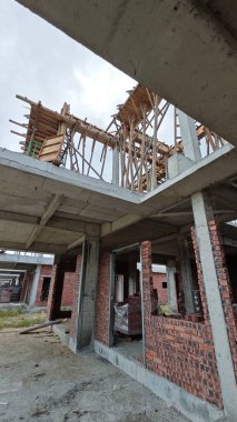 Konut inşaatı binasının temel beton çerçeve ve duvarı çevresindeki olay yeri. 