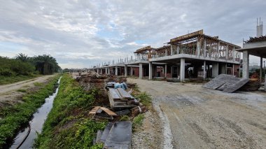 Konut inşaatı binasının temel beton çerçeve ve duvarı çevresindeki olay yeri. 