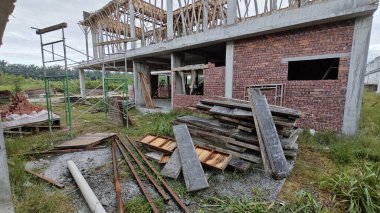 Konut inşaatı binasının temel beton çerçeve ve duvarı çevresindeki olay yeri. 