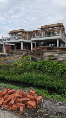 Konut inşaatı binasının temel beton çerçeve ve duvarı çevresindeki olay yeri. 