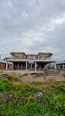 Konut inşaatı binasının temel beton çerçeve ve duvarı çevresindeki olay yeri. 