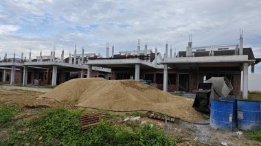 Konut inşaatı binasının temel beton çerçeve ve duvarı çevresindeki olay yeri. 