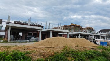 Konut inşaatı binasının temel beton çerçeve ve duvarı çevresindeki olay yeri. 