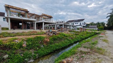 Konut inşaatı binasının temel beton çerçeve ve duvarı çevresindeki olay yeri. 