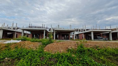 Konut inşaatı binasının temel beton çerçeve ve duvarı çevresindeki olay yeri. 