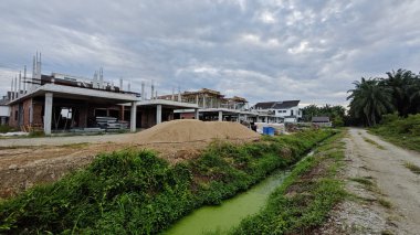 Konut inşaatı binasının temel beton çerçeve ve duvarı çevresindeki olay yeri. 