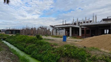 Konut inşaatı binasının temel beton çerçeve ve duvarı çevresindeki olay yeri. 