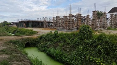 Konut inşaatı binasının temel beton çerçeve ve duvarı çevresindeki olay yeri. 