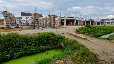 Konut inşaatı binasının temel beton çerçeve ve duvarı çevresindeki olay yeri. 