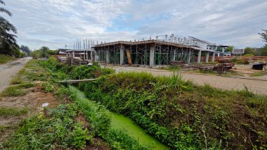 Konut inşaatı binasının temel beton çerçeve ve duvarı çevresindeki olay yeri. 