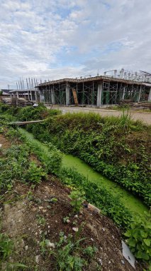 Konut inşaatı binasının temel beton çerçeve ve duvarı çevresindeki olay yeri. 