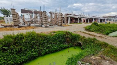 Konut inşaatı binasının temel beton çerçeve ve duvarı çevresindeki olay yeri. 
