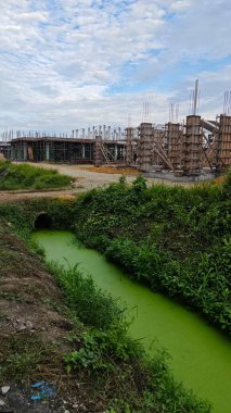 Konut inşaatı binasının temel beton çerçeve ve duvarı çevresindeki olay yeri. 