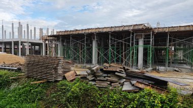 Konut inşaatı binasının temel beton çerçeve ve duvarı çevresindeki olay yeri. 