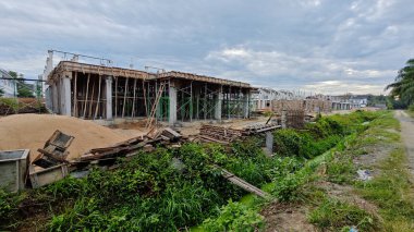 Konut inşaatı binasının temel beton çerçeve ve duvarı çevresindeki olay yeri. 