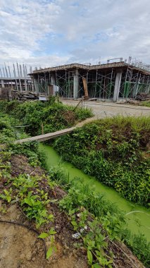 Konut inşaatı binasının temel beton çerçeve ve duvarı çevresindeki olay yeri. 