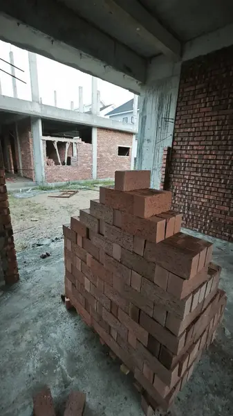 Konut inşaatı binasının temel beton çerçeve ve duvarı çevresindeki olay yeri. 