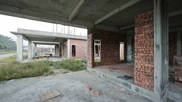 Konut inşaatı binasının temel beton çerçeve ve duvarı çevresindeki olay yeri. 